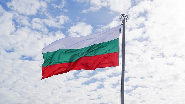 bułgarska flaga rozwiewana na wietrze