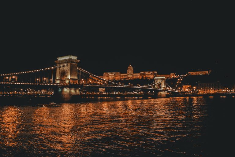 Budapeszt nocą. Tytułartykułu: Węgierski na poziomie A1–A2