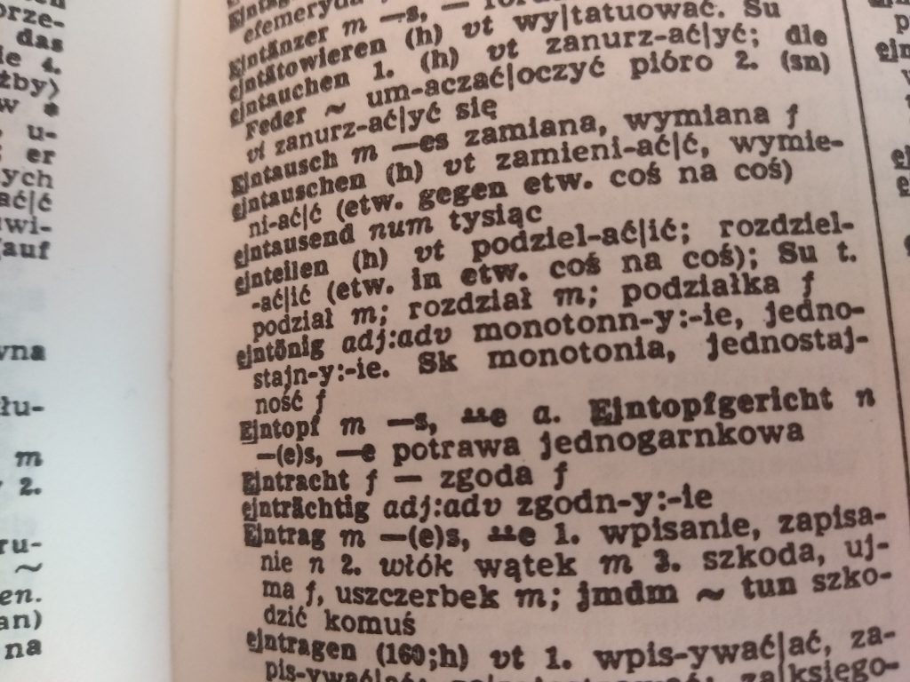 Słownik niemiecko-polski. Podpis: Germanizmy weszły do dialektu wielkopolskiego, ale też i do ogólnej polszczyzny. Może gdzieś jeszcze taki ajntopf funkcjonuje? (na zdjęciu Podręczny słownik niemiecko-polski – autorzy: J. Chodera, S. Kubica, wyd. PW Wiedza Powszechna, Warszawa 1966, s. 211)