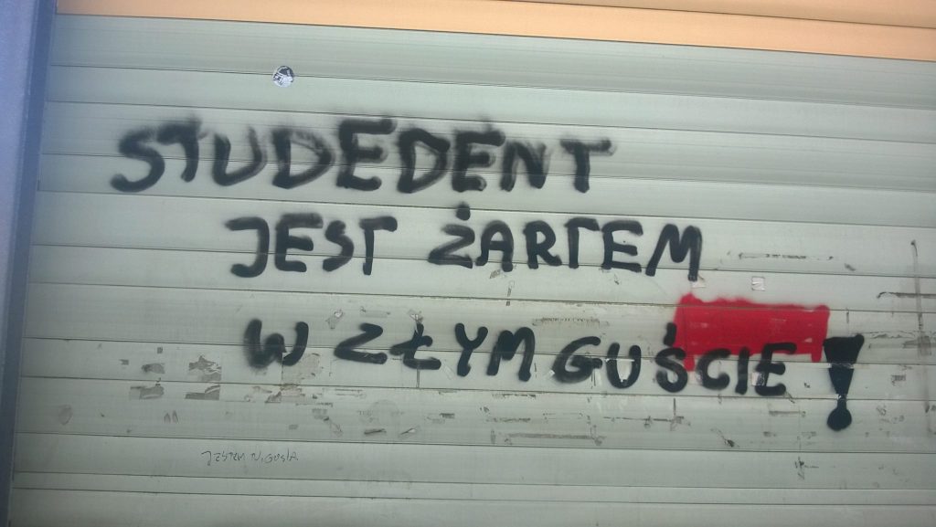 Brama z napisem "Studedent jest żartem w złym guście". Podpis: Z przymrużeniem oka: tym napisem na bramie wita Kampus Morasko UAM. Może pomyłka, a może gwara ;) Fot. Joanna Łaszcz