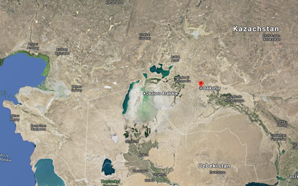 Zrzut z mapy satelitarnej pokazujący położenie jeziora Aralskiego i kosmodromu Bajkonur