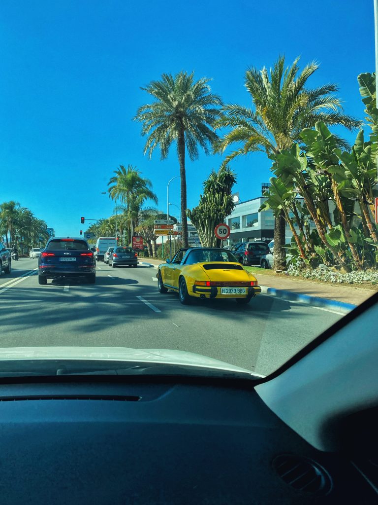 Andaluzja Marbella, samochód Porsche, palmy