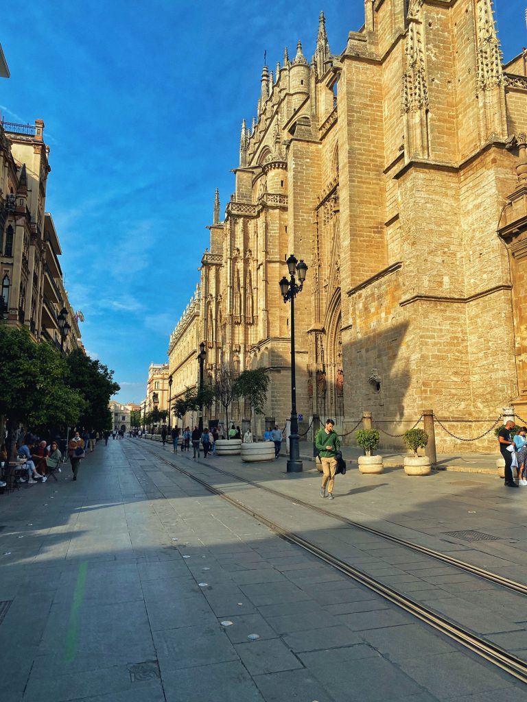 Andaluzja, Sevilla, plac przed katedrą od drugiej strony